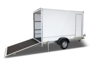 Remorques fourgons fermées avec porte arrière à rampe