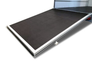 Remorques fourgons fermées avec porte arrière à rampe