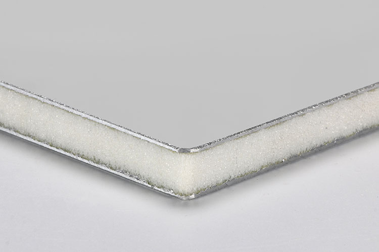 Read more about the article Panneaux sandwich aluminium-PET